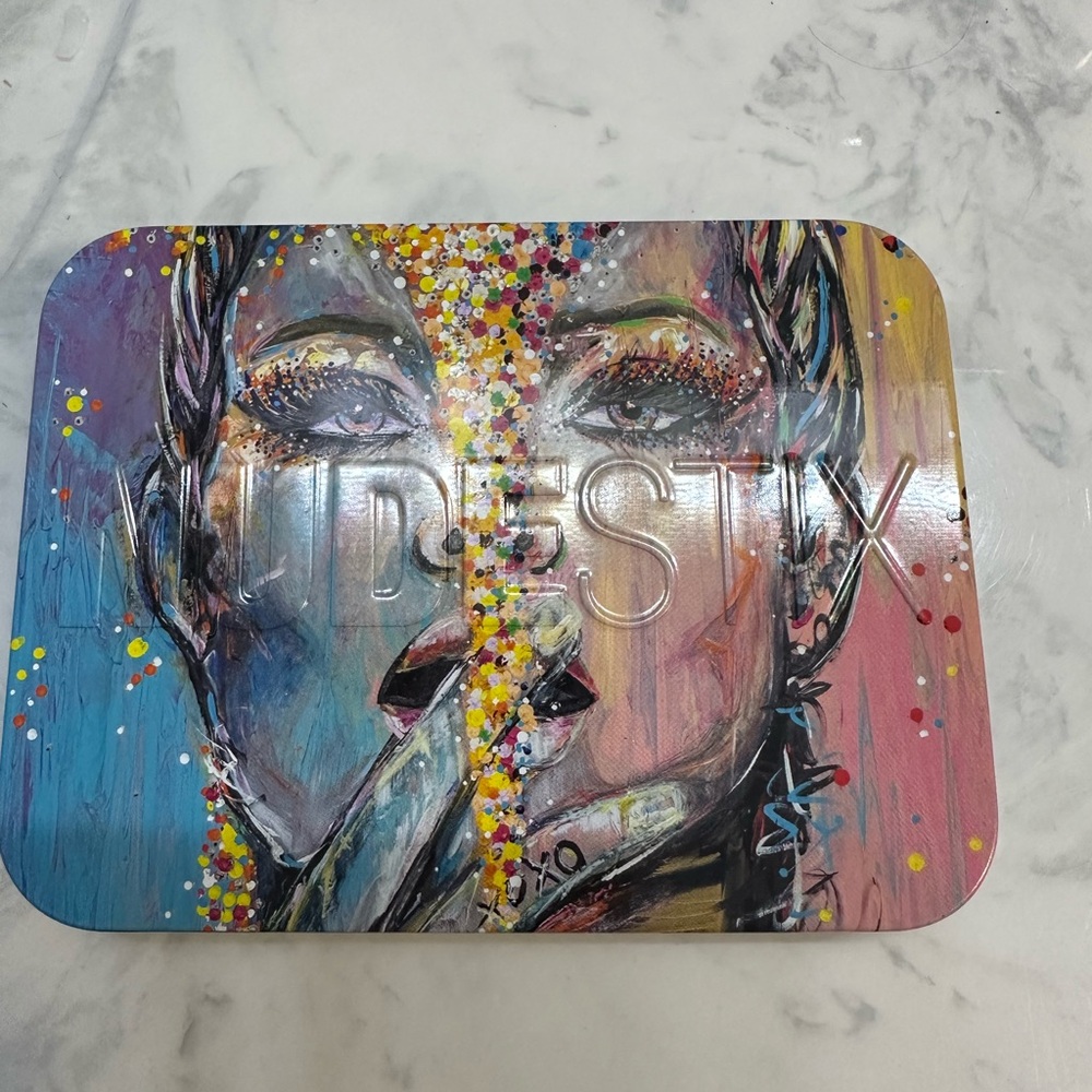 NUDESTIX Colorful Art Tin with 3 eyeshadow sticks